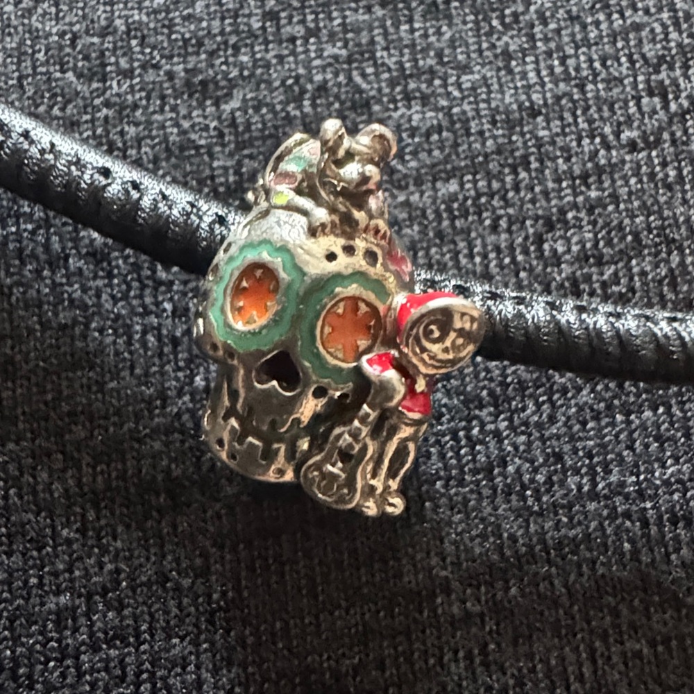 Silver sliding bracelet with black leather
Sterling silver with halloween charms - Picture 2 of 12